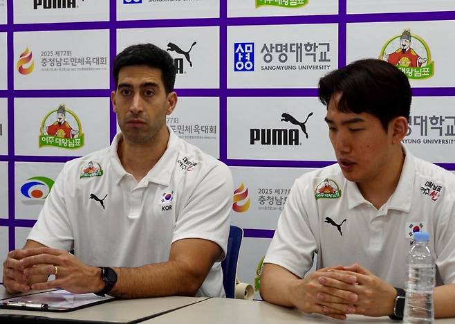 네덜란드와 평가전 후 인터뷰하는 라미레스 감독(왼쪽) [촬영 이동칠]