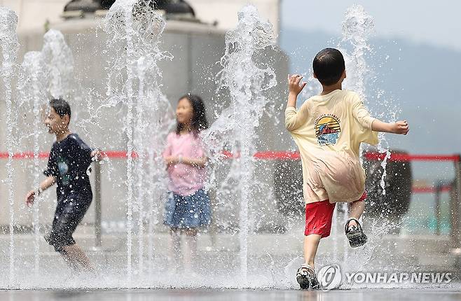 시원한 물줄기 (서울=연합뉴스) 김성민 기자 = 초여름 더위가 이어지고 있는 7일 서울 종로구 광화문광장에서 아이들이 물놀이하고 있다. 2025.6.7 ksm7976@yna.co.kr