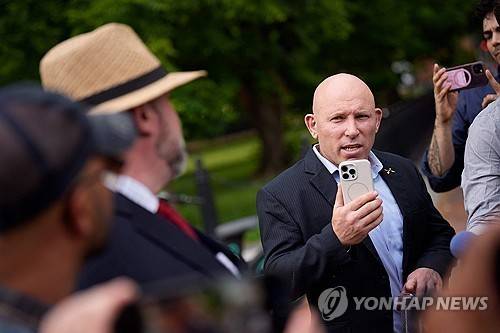 엔리케 타리오 (워싱턴DC 게티이미지 AFP=연합뉴스) 2025년 6월 6일 미국 워싱턴DC의 라파예트 광장에서 극우단체 프라우드보이스의 전 회장 엔리케 타리오가 기자들에게 얘기하고 있다.  (Photo by Andrew Harnik / GETTY IMAGES NORTH AMERICA / Getty Images via AFP) 2025.6.7.