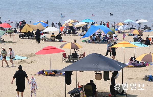 초여름 날씨를 보인 8일 오후 안산시 단원구 방아머리해수욕장을 찾은 피서객들이 물놀이를 하며 더위를 식히고 있다. 2025.6.8 /최은성기자 ces7198@kyeongin.com