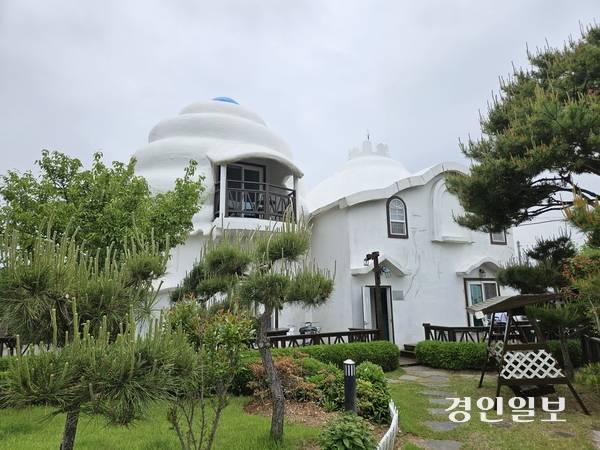 안산시 대부도의 한 펜션에 최근 예약손님이 줄어 업주의 근심이 깊다.2025.6.5 /김지원기자 zone@kyeongin.com