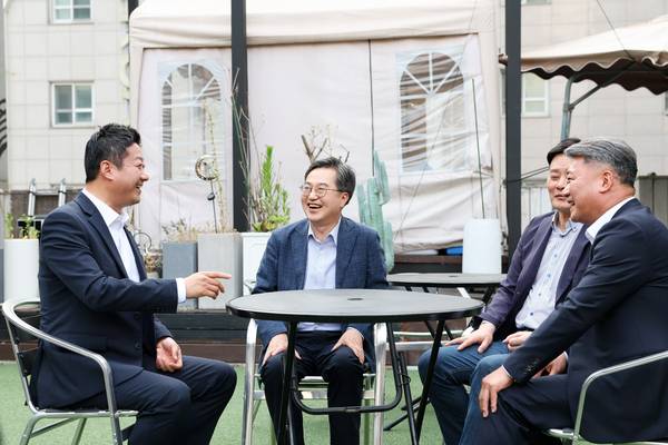 김동연 경기도지사가 지난 7일 오후 수원시 인계동 한 식당에서 김진경 경기도의회 의장, 최종현 더불어민주당 대표의원, 김정호 국민의힘 대표의원과 만찬 회동을 하고 있다. 2025.6.7 /경기도 제공