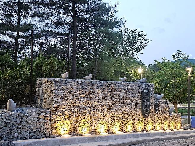 ▲&nbsp;'성남 두물길' 동측 탄천 출입구 게비온 옹벽 모습. /사진제공=성남시