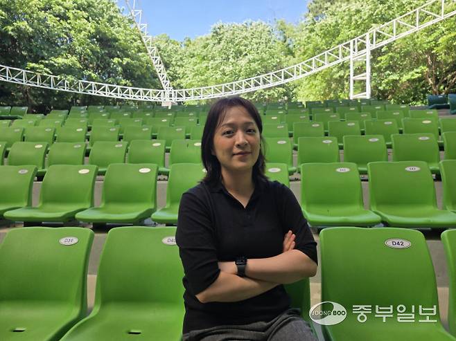 김영랑 용인시립청소년오케스트라 상임지휘자가 중부일보와의 인터뷰를 진행하고 있다. 이준도기자