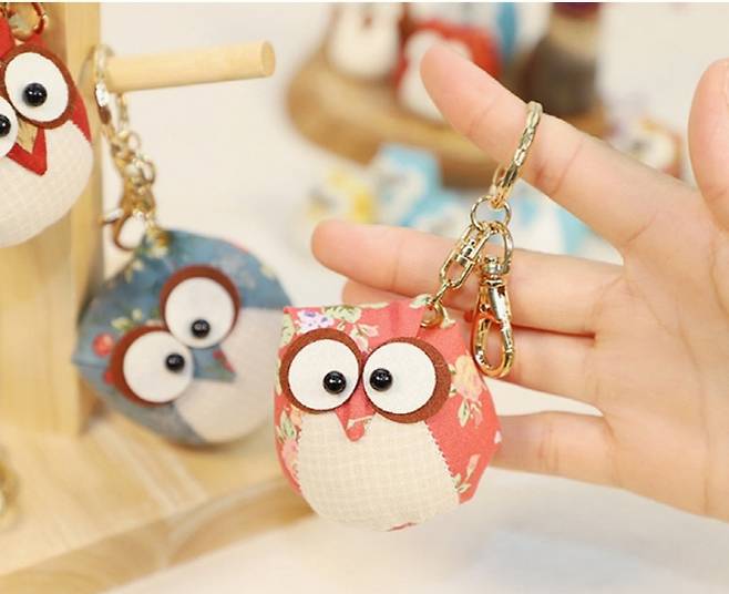 '예쁜손공예 협동조합'의 대표 패브릭 제품인 부엉이 캐릭터 키링. /예쁜손공예 협동조합 제공