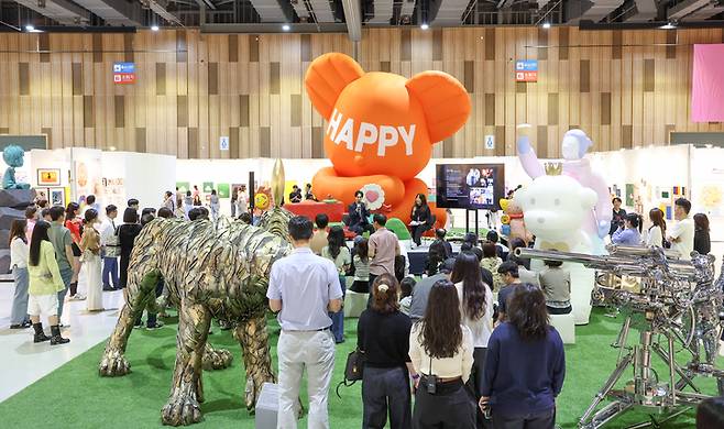 '2025 울산국제아트페어(UiAF)'가 열리고 있는 지난 7일 울산전시컨벤센터(UECO) 내 사유의 숲에서 정우철 도슨트가 관객들과의 만남을 가지고 있다. 이수화 기자