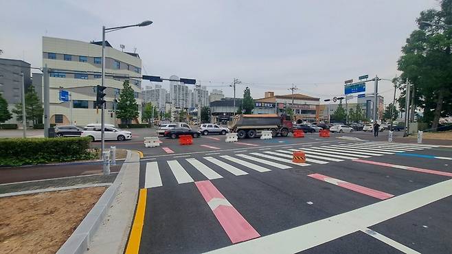 이달 중 명촌교남교차로 방면으로 개통하는 태화강역의 새 출구. 5개 차로로 이뤄져 있으며 좌회전 3개 차로, 직진 1개 차로, 우회전 1개 차로로 구성돼 있다. 기존 3개 차로 출구는 폐쇄된다.