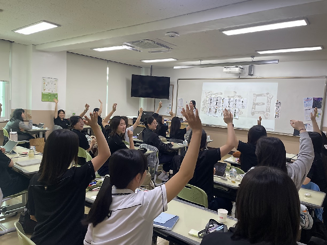 현충일을 되새기는 캠페인 활동을 진행하고 있다. /영주여고 제공
