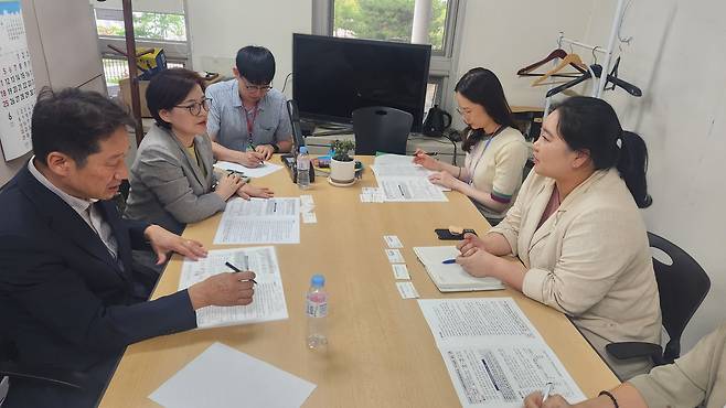 김남일 경북문화관광공사 사장과 임채완 경북도 관광정책과장이 문화체육관광부 PATA 국비 지원 방안을 논의하고 있다. /경주시 제공