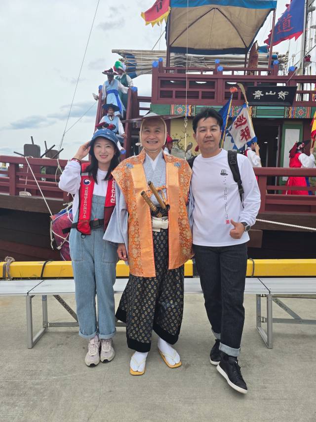 올해 복원된 조선통신사선이 일본 세토우치에 도착해 조선통신사 행사를 열었다. 조선통신사에 대한 애정이 많은 세토우치시의 시장(가운데)도 행렬 재현에 참여했다. 부산문화재단 김효정 과장(왼쪽)과 김현승 팀장(오른쪽)이 시장과 함께 찍은 기념 사진. 부산문화재단 제공