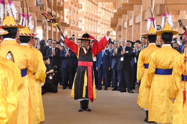 오사카엑스포를 방문한 각국의 VIP들이 조선통신사 행렬을 보고 있다. 부산문화재단 제공