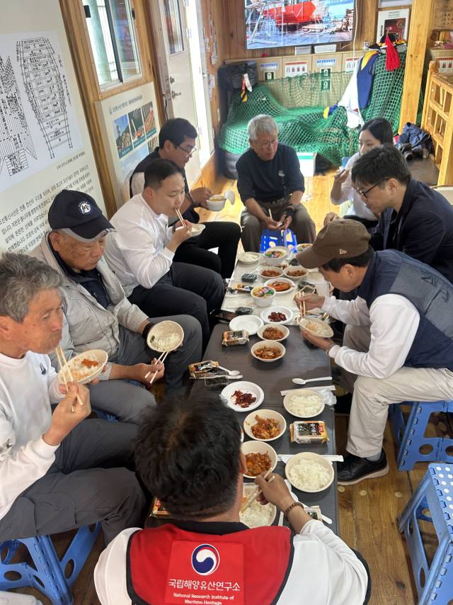 조선통신사 복원선은 부산문화재단 김효정 과장을 비롯해 해양유산연구소의 학예사, 선장과 기관장 등 소수의 인원으로 항해했다. 부산문화재단 제공