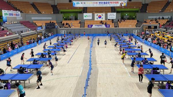 올해 7회째를 맞는 '2025 명실상주배 전국동호인 탁구대회'가 지난 6일부터 8일까지 3일간의 일정으로 상주 실내체육관(신·구관)에서 전국 각지에서 모여 든 선수·임원·진행요원 등 1300여 명이 참여한 가운데 성황을 이뤘다. 김범진기자