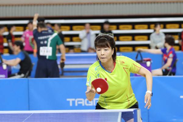일반부 단체전 결승전이 진행된 8일 혼성 A그룹에 참가한 버터플라이 황지미 선수가 백 핸드 쇼트를 집중해서 구사하고 있다. 김범진기자