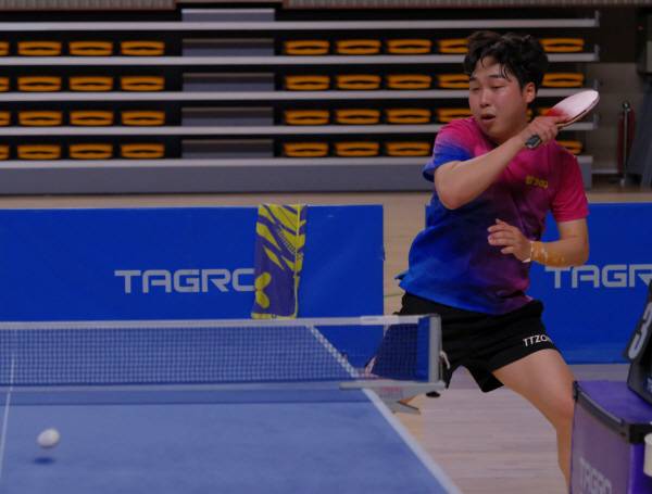 일반부 단체전 결승전이 치러진 8일 팀 303 박장범 선수가 포핸드 드라이브를 구사하자 탁구공이 뱀처럼 휘며 상대방 코트에 꽃히고 있다. 김범진기자