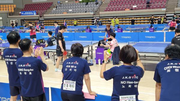전국에서 모인 탁구 동호인 1300여 명이 참여해 역대 최대 규모를 보인 '제7회 명실상주배 전국동호인 탁구대회' 일반부 단체전 결승전이 진행된 8일 같은 클럽 소속 선수들이 시합 중인 선수에게 열띤 응원을 펼치고 있다. 김범진기자