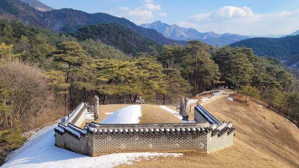 단종 장릉 후면.