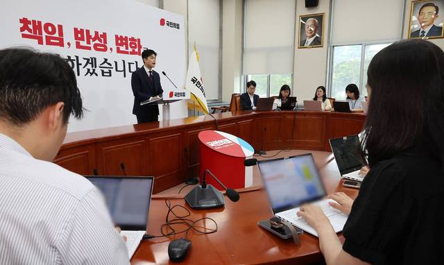 국민의힘 김용태 비상대책위원장이 8일 국회에서 기자회견을 열고 당 개혁 과제 등을 설명하고 있다. 연합뉴스