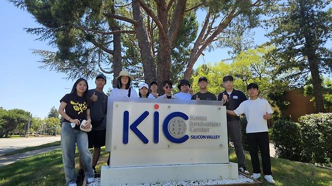 대구시교육청 '직업계고 글로벌 프로그램'을 통해 지난해 미국 샌프란시스코로 파견된 대구소프트웨어마이스터고 학생들이 실리콘밸리에 도착해 함꼐 기념사진을 찍고 있다. <대구시교육청 제공>