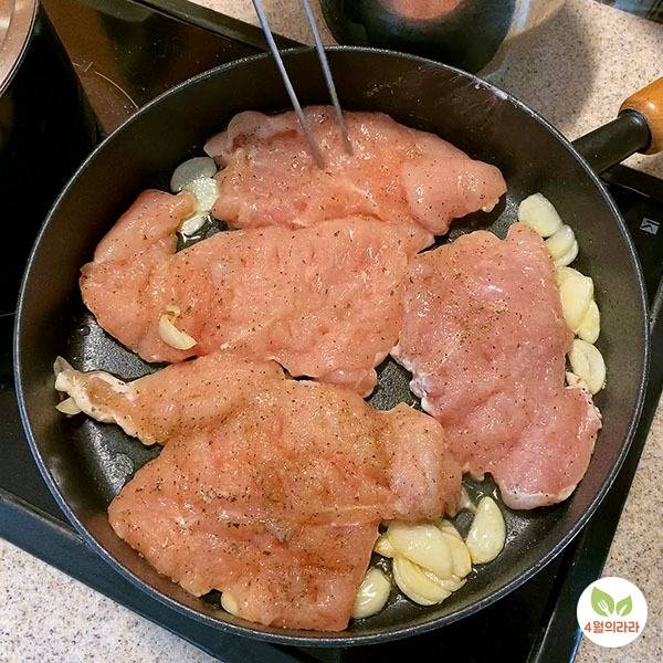 닭가슴살을 굽는 모습