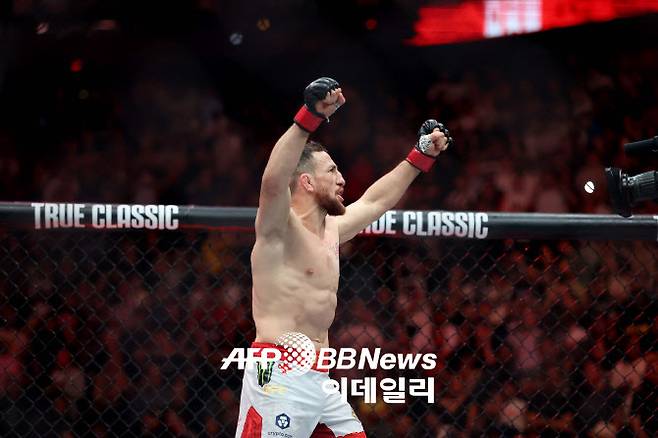 UFC 밴텀급 챔피언 메랍 드발리쉬빌리가 승리를 거둔 뒤 기쁨을 감추지 못하고 있다. 사진=AFPBBNews