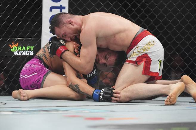 메랍 드발리쉬빌리가 션 오말리의 목을 잡고 길로틴 초크를 걸고 있다. 사진=AP PHOTO