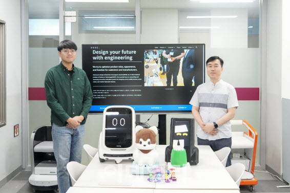 이희승(오른쪽) 울산과학기술원 디자인학과 교수와 박하은 박사과정 연구원.(사진=유니스트)