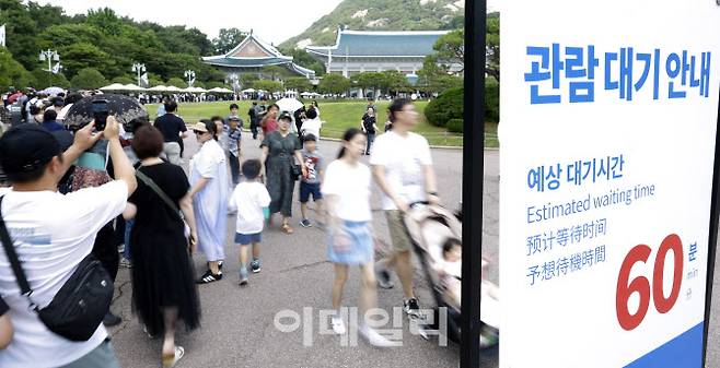 이재명 대통령이 대통령 집무실을 기존 대통령실에서 청와대로 다시 복귀할 가능성이 거론되고 있는 가운데 8일 청와대 경내를 관람하려는 사람들이 몰리면서 방문객이 급증하고 있다. (사진=방인권 기자)