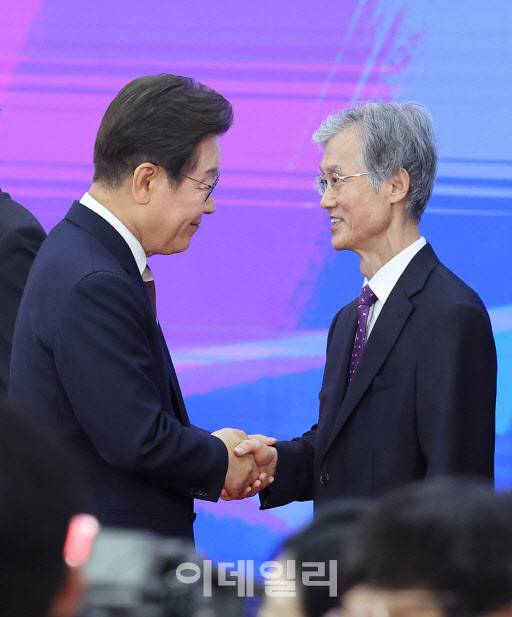 이재명 대통령이 지난 4일 서울 여의도 국회 로텐더홀에서 열린 제21대 대통령 취임선서식을 마친 뒤 조희대 대법원장과 인사하고 있다. (사진=국회사진기자단)