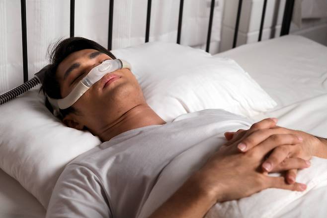 심한 코골이를 유발하는 폐쇄성수면무호흡증(obstructive sleep apnoea, OSA)이 폐암 위험을 높일 수 있다는 연구 결과가 나왔다. [사진=게티이미지뱅크]
