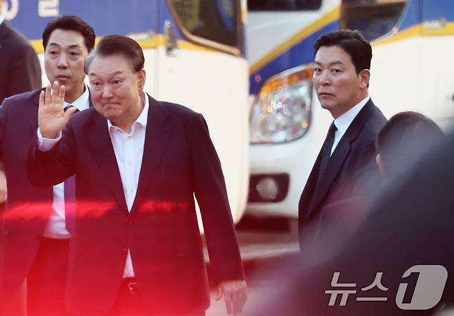 법원의 구속취소 청구 인용으로 석방된 윤석열 대통령이 3월 8일 오후 경기 의왕시 서울구치소에서 풀려난 가운데 지지자들에게 인사하는 윤 대통령의 곁에서 김성훈 경호차장이 밀착 경호를 하고 있다. 2025.3.8/뉴스1 ⓒ News1 오대일 기자