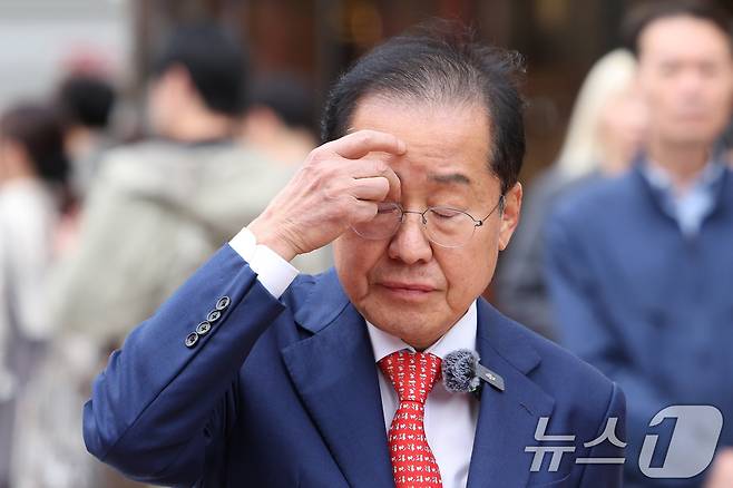 지난 4월 27일 오후 서울 마포구 홍대 레드로드에서 가진 현장 기자간담회에서 생각에 잠겨 있는 홍준표 국민의힘 대선경선 후보.. 2025.4.27/뉴스1 ⓒ News1 신웅수 기자