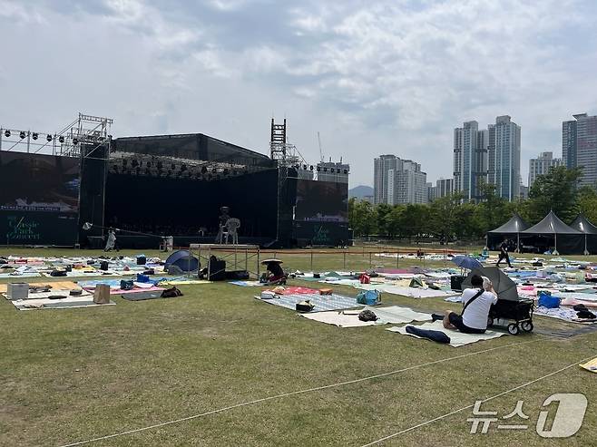 8일 오후 부산시민공원 잔디광장에 클래식 파크공연이 준비 중인 가운데 돗자리들이 깔려 있다.2025.6.8/뉴스1 ⓒ News1 장광일 기자