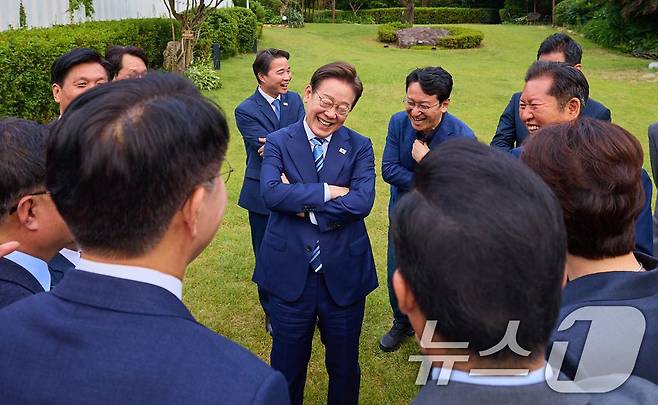이재명 대통령이 지난 7일 서울 한남동 관저에서 만찬에 참석한 더불어민주당 1·2기 지도부 등 의원들과 대화하고 있다. (이재명 대통령 SNS 캡처. 재판매 및 DB 금지) 2025.6.8/뉴스1 ⓒ News1 박지혜 기자
