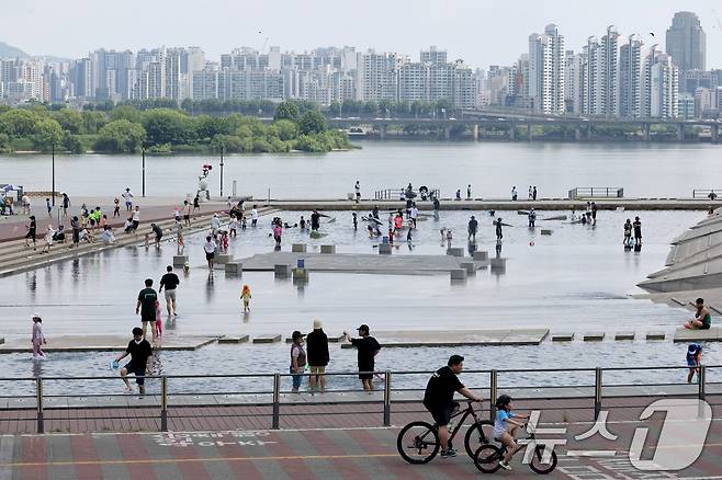 서울 낮 최고기온이 30도를 나타내는 등 전국이 초여름 날씨를 보인 8일 서울 여의도 물빛광장에서 시민들이 물놀이를 하며 더위를 식히고 있다. 2025.6.8/뉴스1 ⓒ News1 이광호 기자