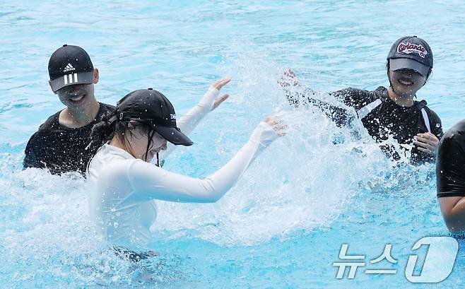 낮 최고기온이 30도를 넘으며 무더운 날씨를 보인 8일 오후 대전 대덕구 로하스산호빛공원 야외수영장에서 시민들이 더위를 식히고 있다. 2025.6.8/뉴스1 ⓒ News1 김기태 기자