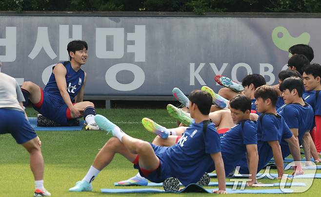 대한민국 축구 국가대표팀 이강인이 8일 오후 경기도 파주시 축구 국가대표 트레이닝센터(NFC)에서 열린 공개 훈련에서 동료들과 스트레칭을 하고 있다. 11회 연속 월드컵 본선 진출 금자탑을 쌓은 홍명보호는 오는 10일 서울월드컵경기장에서 쿠웨이트와 2026 국제축구연맹(FIFA) 북중미 월드컵 아시아 지역 3차예선 최종전 을 치른다. ⓒ News1 오대일 기자