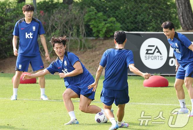 대한민국 축구 국가대표팀 오현규가 8일 오후 경기도 파주시 축구 국가대표 트레이닝센터(NFC)에서 열린 공개 훈련에서 동료들과 가볍게 몸을 풀고 있다. 11회 연속 월드컵 본선 진출 금자탑을 쌓은 홍명보호는 오는 10일 서울월드컵경기장에서 쿠웨이트와 2026 국제축구연맹(FIFA) 북중미 월드컵 아시아 지역 3차예선 최종전 을 치른다. ⓒ News1 오대일 기자