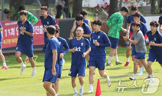 대한민국 축구 국가대표팀 손흥민이 8일 오후 경기도 파주시 축구 국가대표 트레이닝센터(NFC)에서 열린 공개 훈련에서 11회 연속 월드컵 본선 진출 축하 현수막을 배경으로 동료들과 가볍게 몸을 풀고 있다. 11회 연속 월드컵 본선 진출 금자탑을 쌓은 홍명보호는 오는 10일 서울월드컵경기장에서 쿠웨이트와 2026 국제축구연맹(FIFA) 북중미 월드컵 아시아 지역 3차예선 최종전 을 치른다. ⓒ News1 오대일 기자