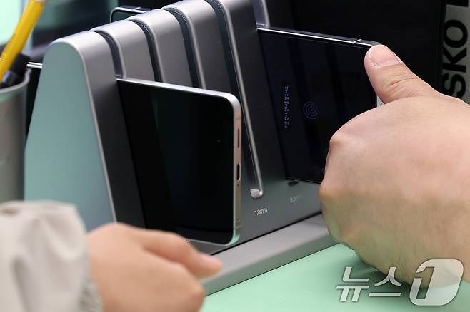 삼성전자의 초슬림 스마트폰 '갤럭시 S25 엣지'. 2025.5.23/뉴스1 ⓒ News1 이동해 기자