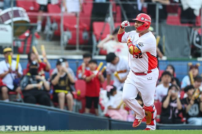 KIA 타이거즈 황대인이 8일 열린 KBO리그 광주 한화 이글스전에서 4회말 1점 홈런을 터뜨린 후 기뻐하고 있다. (KIA 타이거즈 제공)