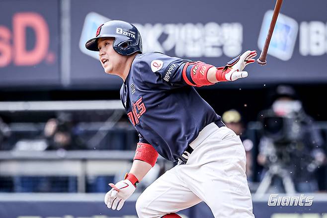 롯데 유강남이 잠실구장에서 열린 2025 KBO리그 두산전에서 타격하고 있다. 사진 | 롯데 자이언츠