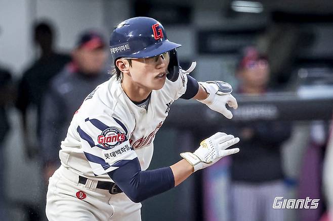 롯데 전민재가 사직구장에서 열린 2025 KBO리그 정규시즌 LG전서 안타를 치고 있다. 사진 | 롯데 자이언츠