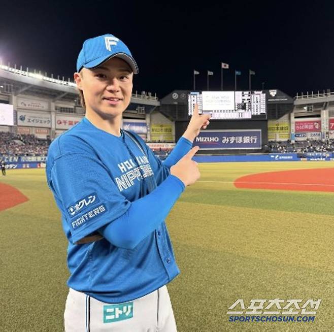 야마사키는 5월 16일 지바 롯데를 상대로 완투승을 올렸다. 야마사키가 마린스타디움 전관판을 가리키며 포즈를 취했다. 사진캡처=니혼햄 파이터스 SNS