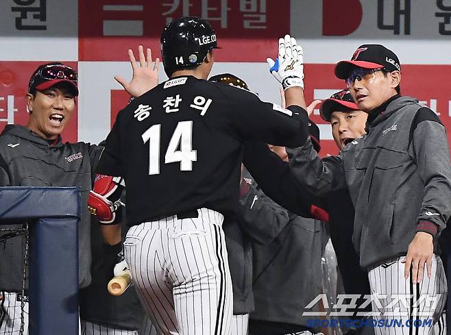 10일 서울 고척스카이돔에서 열린 LG-키움전. 2회초 1사 1, 2루 송찬의가 스리런포를 친 후 염경엽 감독, 모창민 코치의 환영을 받고 있다. 고척=정재근 기자 cjg@sportschosun.com/2025.4.10/