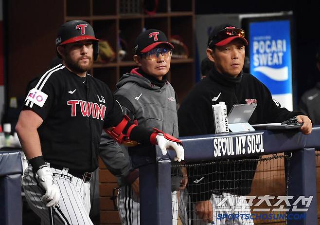 9일 서울 고척스카이돔에서 열린 키움 히어로즈와 LG 트윈스의 경기. LG 염경엽 감독이 경기를 지켜보고 있다. 고척=박재만 기자 pjm@sportschosun.com/2025.04.09/