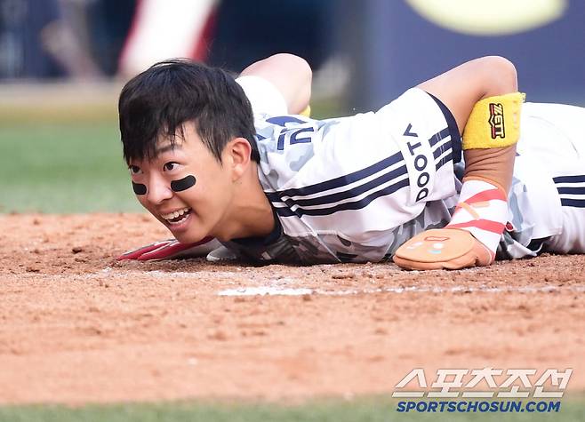 7일 잠실구장에서 열린 두산과 롯데의 경기. 4회말 2사 1루. 이유찬 2루타 때 득점에 성공한 두산 김민석. 잠실=송정헌 기자songs@sportschosun.com/2025.06.07/