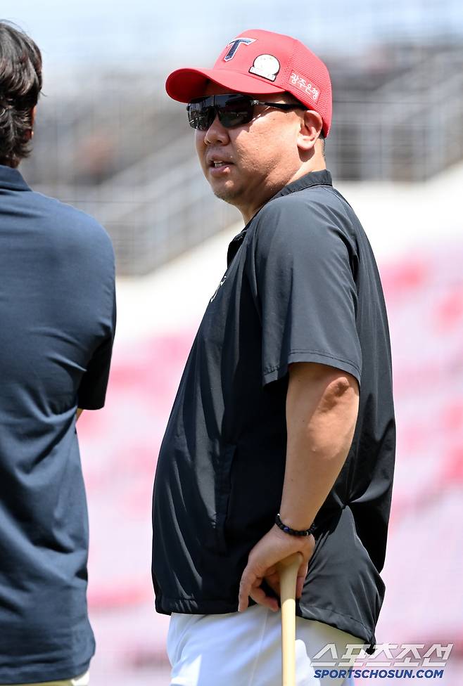 7일 광주KIA챔피언스필드에서 열린 한화와 KIA의 경기, 이범호 감독이 김선우 해설위원과 이야기를 나누고 있다. 광주=허상욱 기자wook@sportschosun.com/2025.06.07/