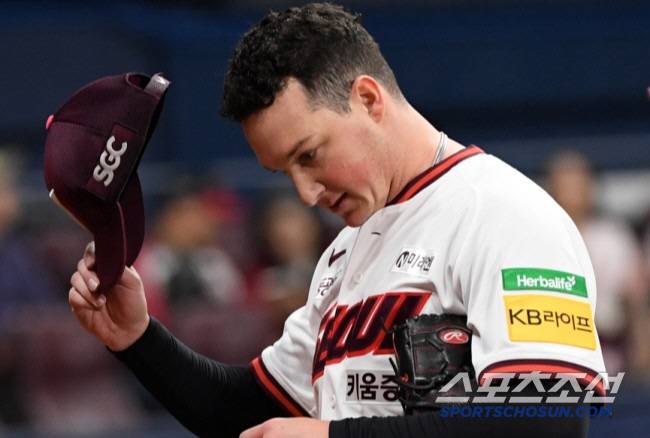9일 서울 고척스카이돔에서 열린 키움 히어로즈와 LG 트윈스의 경기. 9회초 무사 1,2루 키움 로젠버그가 마운드에서 내려오고 있다. 고척=박재만 기자 pjm@sportschosun.com/2025.04.09/