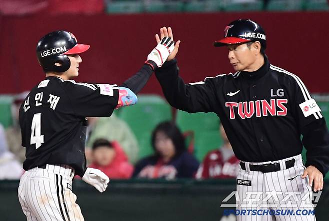 19일 인천 SSG랜더스필드에서 열린 KBO리그 SSG와 LG의 경기. 8회 2타점 적시타 날린 LG 신민재. 인천=송정헌 기자songs@sportschosun.com/2025.04.19/